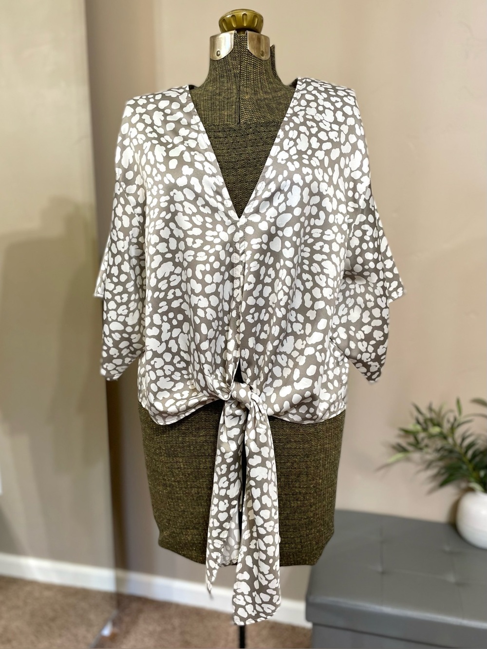 By Together Gray Satin Leopard Print Tie Front Blouse Top Kimono Sleeve Size S